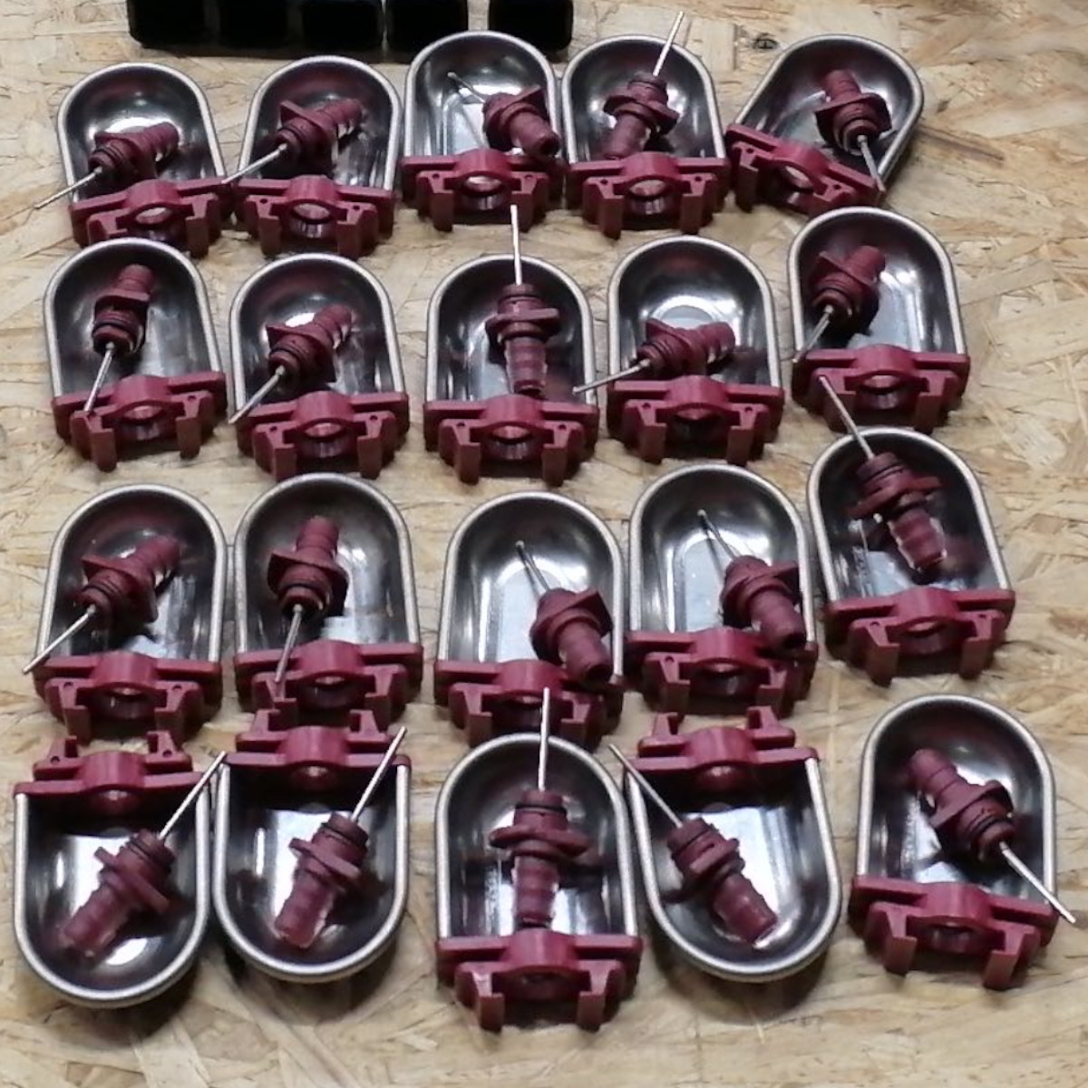 Поилка для кроликов Logis чашечная автоматическая горизонтальный подвод