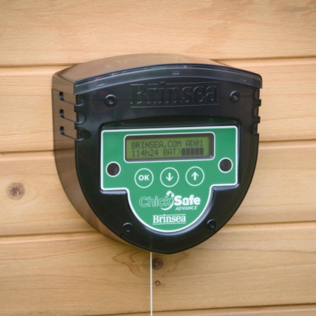 Автоматический открыватель двери Chicksafe Advance с таймером для курятника, дверь в комплекте