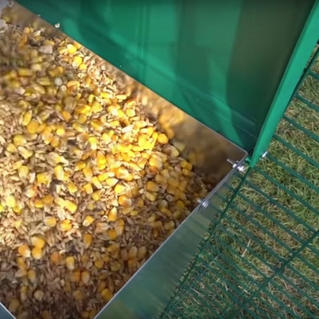 Кормушка педальная Feed-O-Matic 12 кг для кур