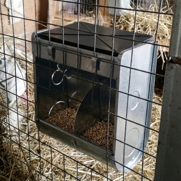 Кормушка бункерная для кроликов 2 секции металл с пластиковой крышкой
